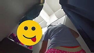 一个隐藏的摄像头捕捉到一个金发的熟女在试衣间里变得淘气。