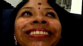 印度宝贝在三人行中享受精液覆盖的脸