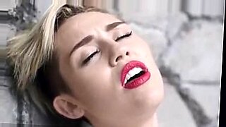 Miley Cyrus canta e balla in modo provocante