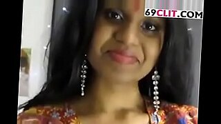 Seorang gadis Bangla yang menggoda menjadi intim dalam video virus XXX Kolkata.