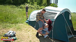 Una calda avventura sessuale si trasforma in un campeggio in tempo freddo.