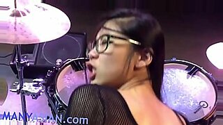 Una joven baterista filipina muestra sus habilidades y sensualidad.