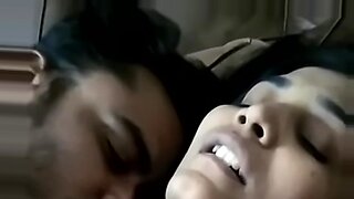 Ein indisches Paar erkundet leidenschaftlich ihre Körper.
