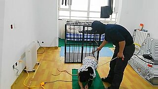 ハードコアなファックのために猿轡をされ、檻に入れられた中国のシシー