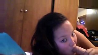 Japanse meid hunkert naar een grote lul en slikt het door