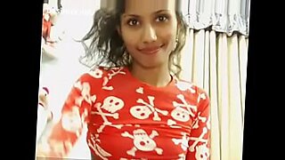 Wanita Tamil menggoda berbisik kotor dalam video xxx.