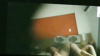 Garlenc的性爱录像带展示了多个伴侣的热辣场景。