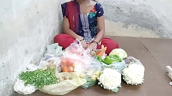 देसी लड़की ने सब्जी बेचते बेचते सब्जी खरीदने वाले से