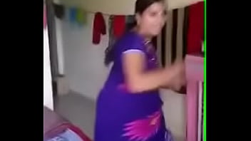 Eine indische Tante hat eine leidenschaftliche Begegnung mit einem jungen Arbeiter in ihrem Zuhause.