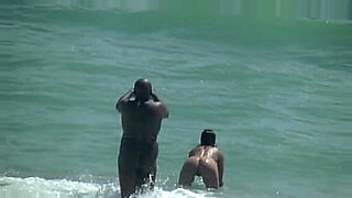 阳光海滩上的裸体按摩