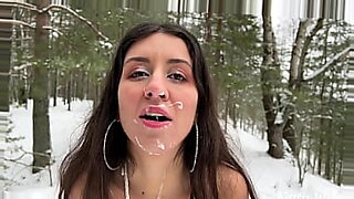 Una pareja adolescente se acurruca en la nieve, da una mamada pública y recibe una corrida.