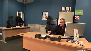 3人の男性が激しいオフィスエンカウンターに従事する。