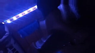Zungu's wilde anale rit in een hete pornovideo.