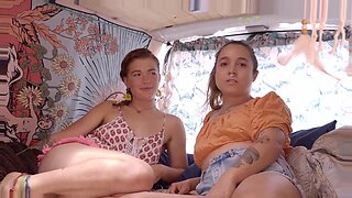 Las lesbianas tatuadas exploran el placer anal en una furgoneta