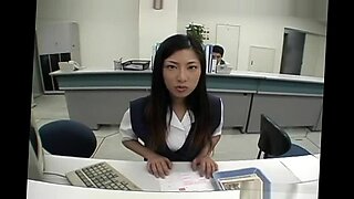 Una colegiala japonesa explora un encuentro anal salvaje con una MILF madura.