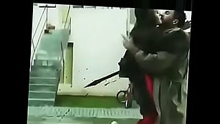 콜라의 유혹적인 움직임이 담긴 방글락스 비디오