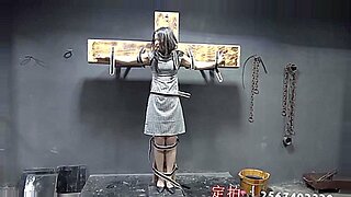 縛られた中国の美女が、激しいBDSM刑務所のファンタジーに苦しむ。