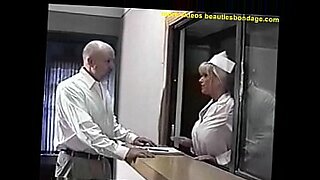 Il coinquilino e l'infermiera si danno piacere con il seno