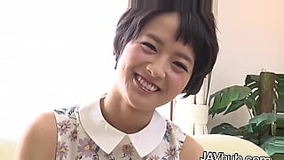 귀여운 일본 소녀 Mari Haneda가 하드코어 레즈비언 액션을 즐깁니다.