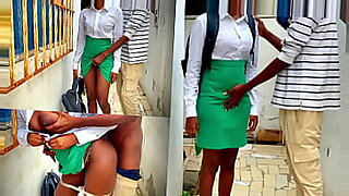 Cô gái trẻ châu Phi điên cuồng trong phòng ký túc xá