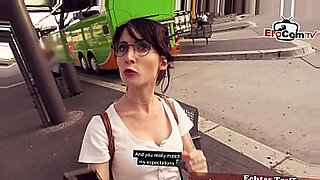 一个戴着眼镜的书呆子在热辣的色情视频中变得狂野。