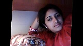 バングラデシュの美女シャルミンが、ホットな性行為に従事する。