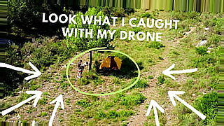 Um casal ao ar livre se envolve em um encontro apaixonado durante o drone.