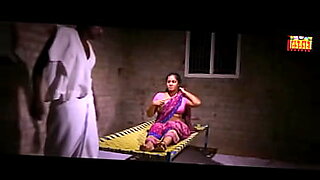 Une tante tamoule caresse et taquine sensuellement son ample poitrine.