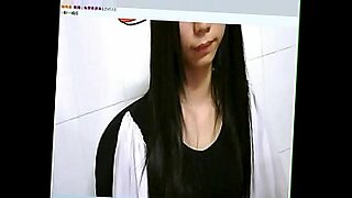 Gadis webcam menampilkan pertunjukan untuk penontonnya.