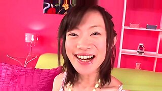 Eine japanische Teenagerin wird in einer intensiven BDSM-Session dominiert.