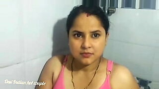 Seorang ibu dan anak yang berbahasa Hindi terlibat dalam seks di bilik mandi yang panas.