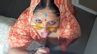 印度丰满的熟女在高清中接受面部射精