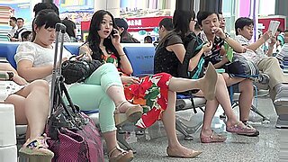 아름다운 아시아 여성이 공공 공항에서 발을 자랑합니다.