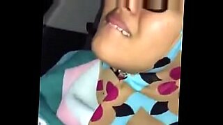 Moslimvrouw bevredigt zichzelf met een dildo