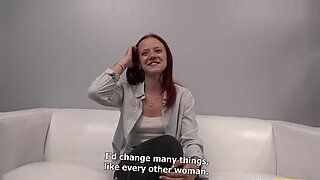 Roodharige Natalie geeft een gepassioneerde pijpbeurt in deze hardcore castingvideo.