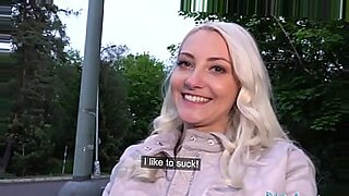 Une blonde tchèque a des relations sexuelles en plein air en public.