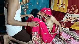 인도 신혼부부들이 신혼 비디오에서 친밀한 순간을 나눕니다.
