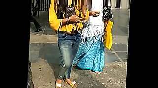 Belezas indianas no famoso distrito da luz vermelha Sonagachi de Kolkata.