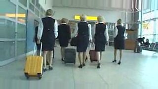 Rondborstige stewardess geeft openbare pijpbeurt in de bus