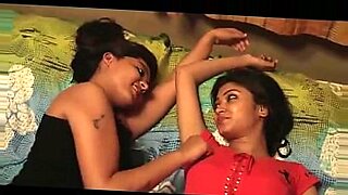 Seorang remaja India meneroka sisi liarnya dalam pertemuan seks pelajar perempuan yang panas.