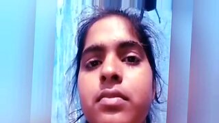 Rajni, seorang kecantikan Bengali yang berlekuk, memamerkan pukinya yang basah di webcam.