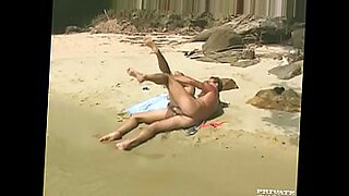 Een dronken zwerver wordt vies op het strand.