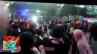 Mujeres indosias compiten en un partido caliente