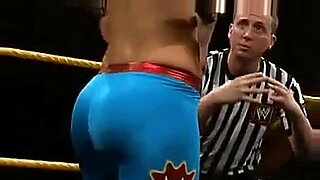 WWE 디바들은 핫 매치에서 큰 가슴을 자랑합니다.