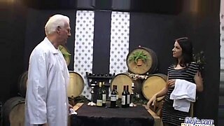 Giovane bruna si fa perversa con un cliente più anziano al wine bar