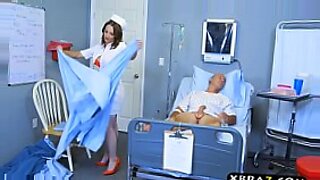 Eine versaute Krankenschwester befriedigt ihren talentierten Patienten mit einer heißen sexuellen Begegnung.