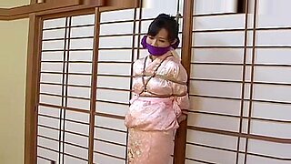 Beleza asiática sedutora em corda japonesa desfruta de conteúdo explícito.