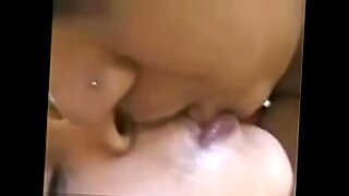 कामुक भारतीय जोड़ों भावुक चुंबन साझा करते हैं.