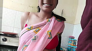 Heißes indisches Girl gibt sich der Lesbenbegegnung hin