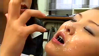 セクシーな日本人女性がグループで顔射を受ける。